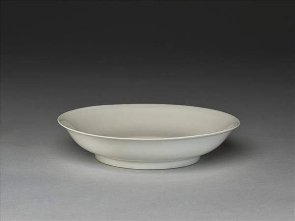 甜白釉劃花蓮花紋盤