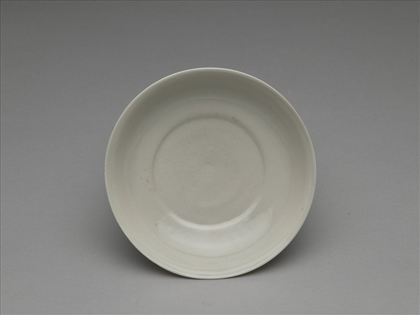 甜白釉劃花蓮花紋盤