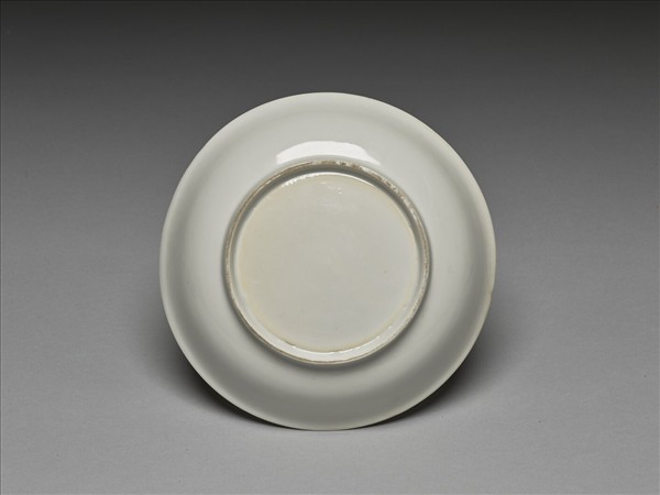 甜白釉劃花蓮花紋盤