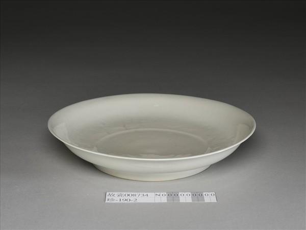 甜白釉暗花雲龍紋盤