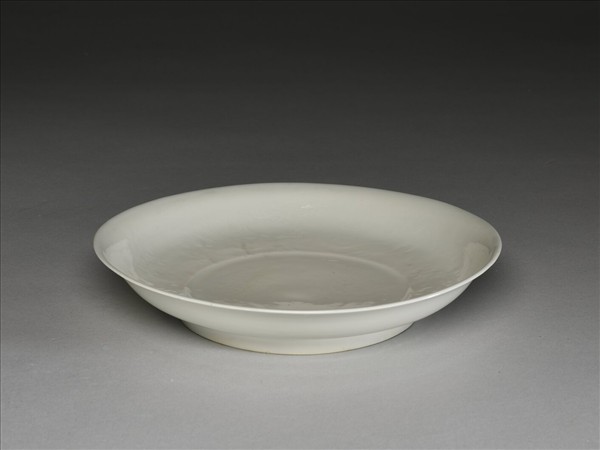 甜白釉暗花雲龍紋盤