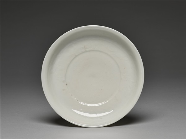 甜白釉暗花雲龍紋盤