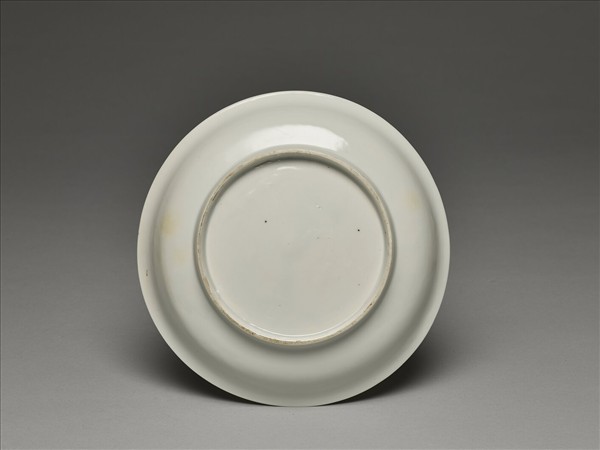 甜白釉暗花雲龍紋盤