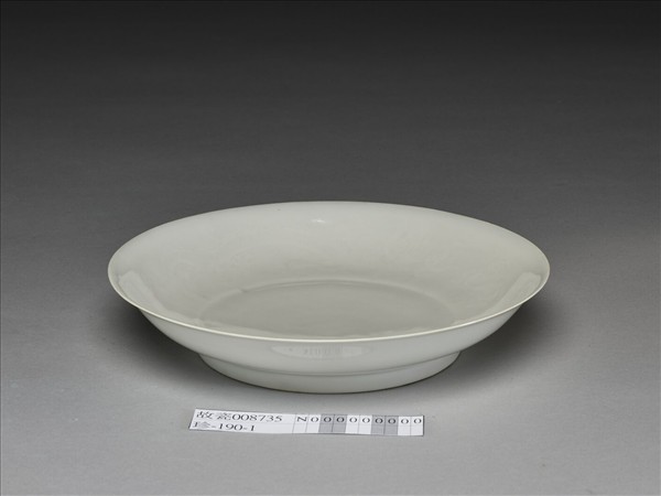 甜白釉暗花雲龍紋盤