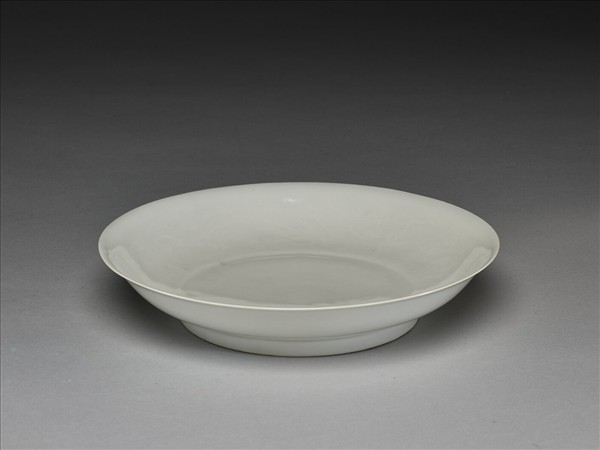 甜白釉暗花雲龍紋盤