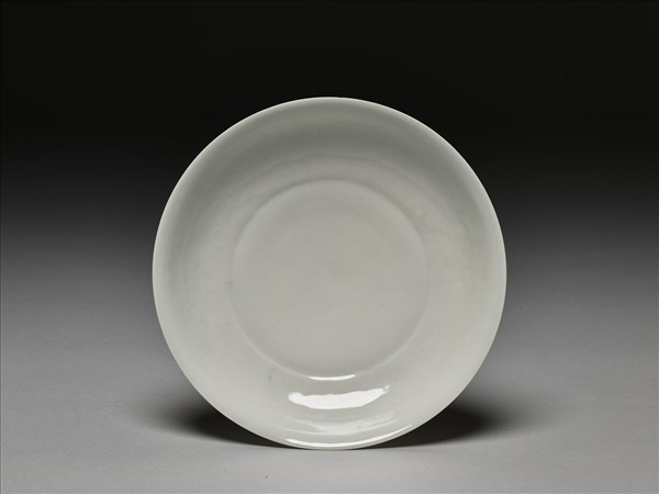 甜白釉暗花雲龍紋盤