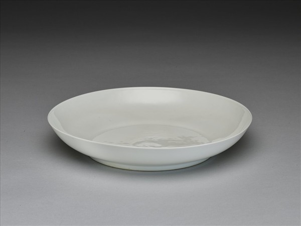 甜白釉番蓮八寶紋盤