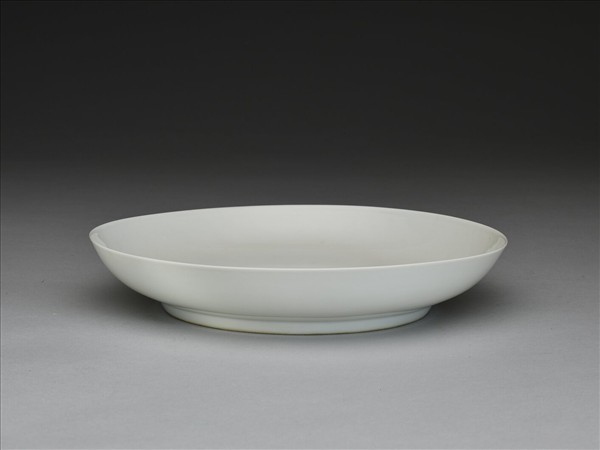 甜白釉番蓮八寶紋盤