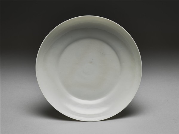 甜白釉番蓮八寶紋盤