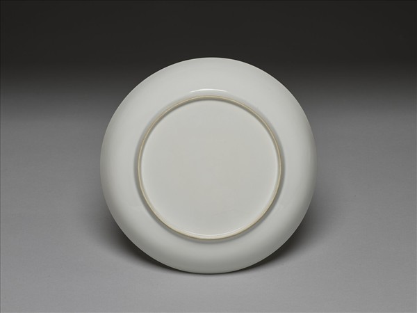 甜白釉番蓮八寶紋盤