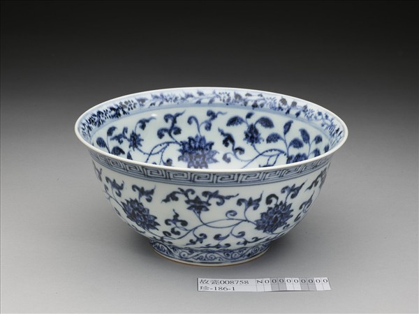 青花纏枝花卉紋碗
