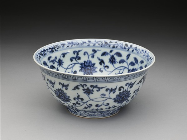 青花纏枝花卉紋碗