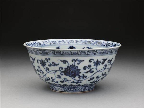 青花纏枝花卉紋碗