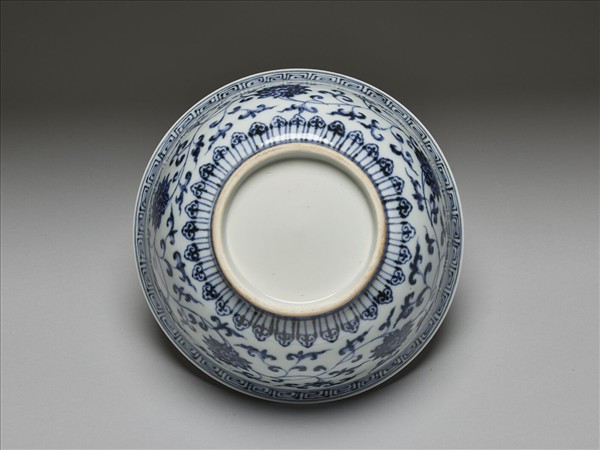 青花纏枝花卉紋碗