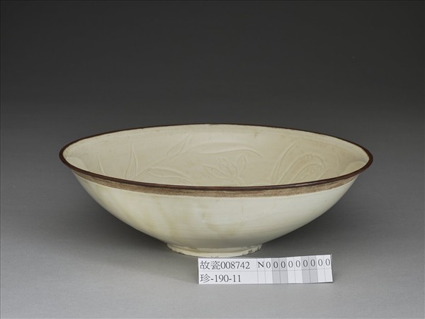 定窯 白瓷劃花蓮鳧紋碗