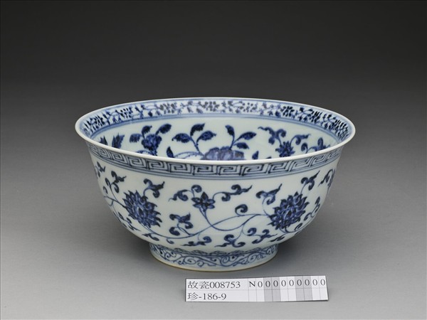 青花纏枝花卉紋碗