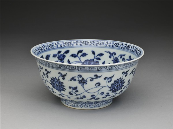 青花纏枝花卉紋碗