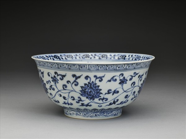 青花纏枝花卉紋碗