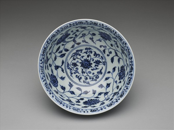 青花纏枝花卉紋碗