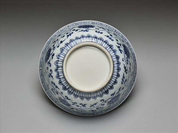 青花纏枝花卉紋碗