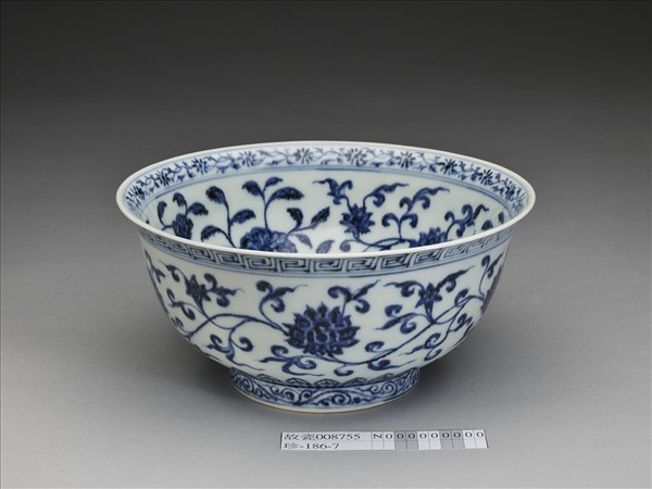 青花纏枝花卉紋碗
