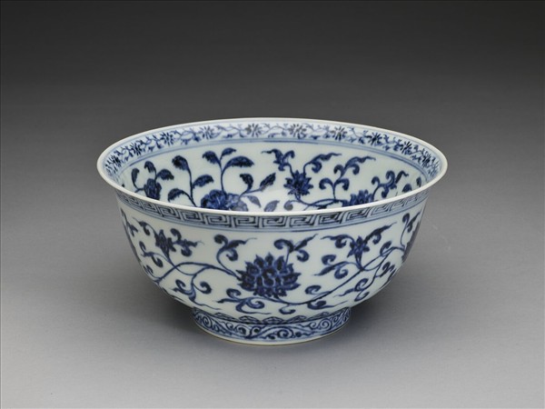 青花纏枝花卉紋碗