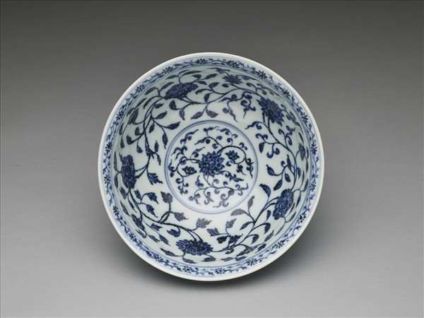 青花纏枝花卉紋碗