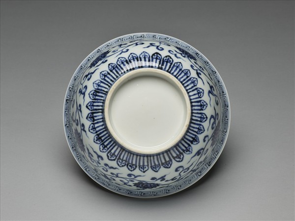 青花纏枝花卉紋碗