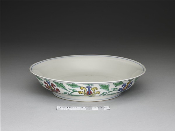 花卉款鬥彩番蓮紋盤