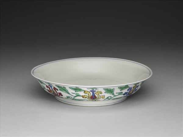 花卉款鬥彩番蓮紋盤