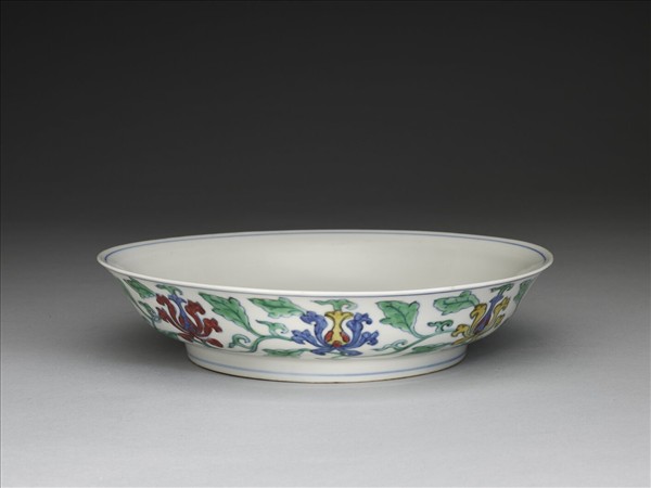 花卉款鬥彩番蓮紋盤