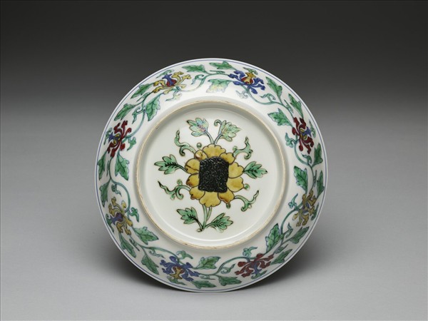花卉款鬥彩番蓮紋盤