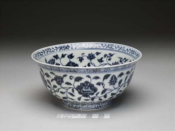 青花纏枝花卉紋碗
