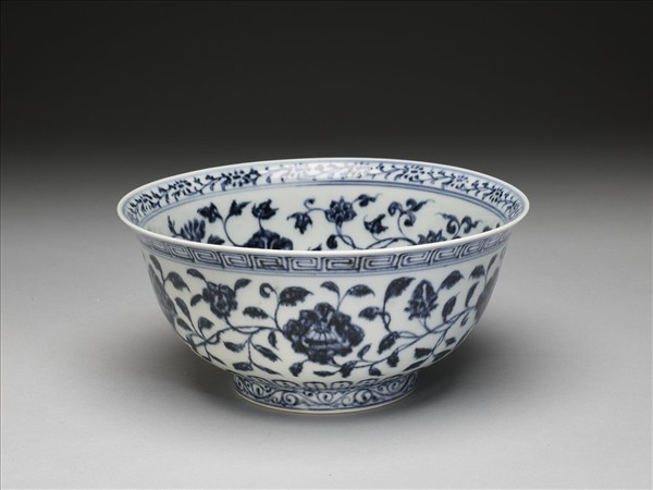 青花纏枝花卉紋碗