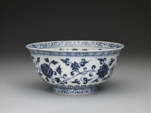 青花纏枝花卉紋碗