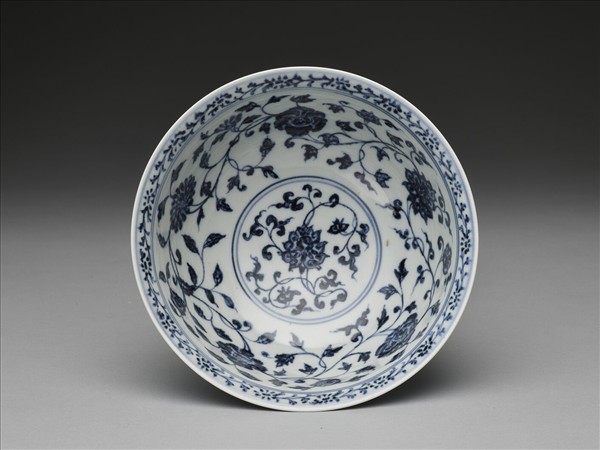 青花纏枝花卉紋碗