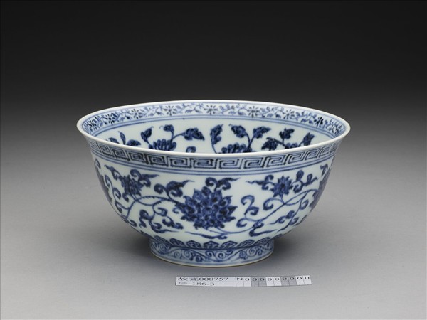 青花纏枝花卉紋碗