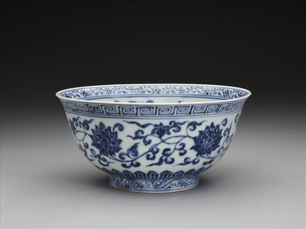 青花纏枝花卉紋碗
