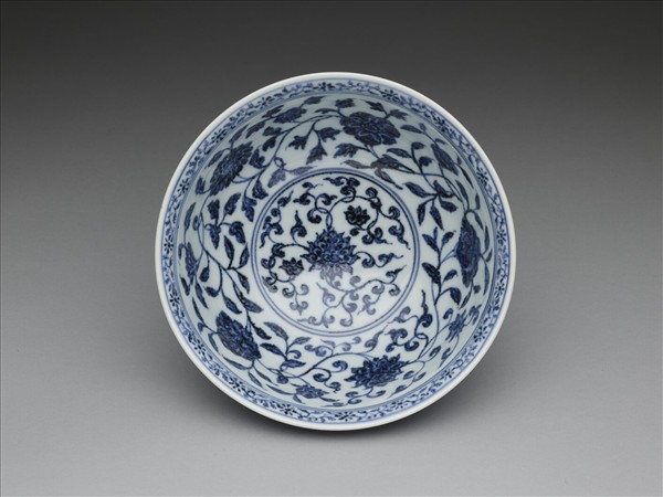 青花纏枝花卉紋碗