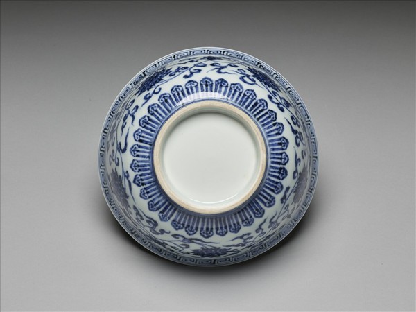 青花纏枝花卉紋碗