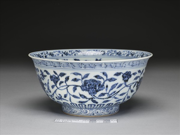 青花纏枝花卉紋碗