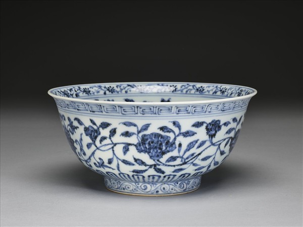 青花纏枝花卉紋碗