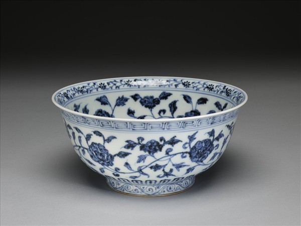 青花纏枝花卉紋碗