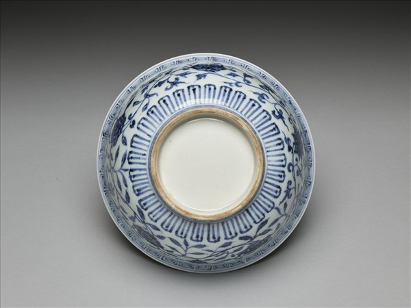 青花纏枝花卉紋碗