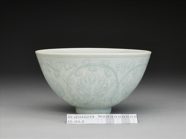 青白瓷花卉紋碗