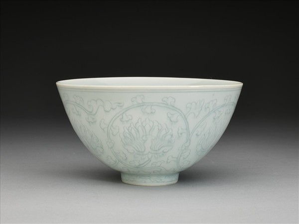 青白瓷花卉紋碗