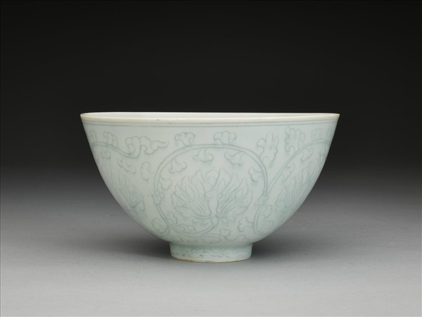 青白瓷花卉紋碗