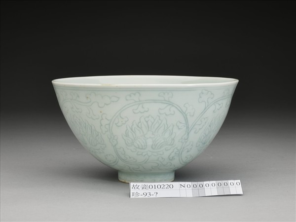 青白瓷花卉紋碗