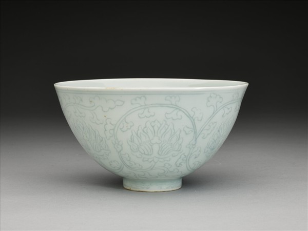 青白瓷花卉紋碗