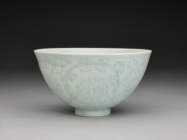 青白瓷花卉紋碗